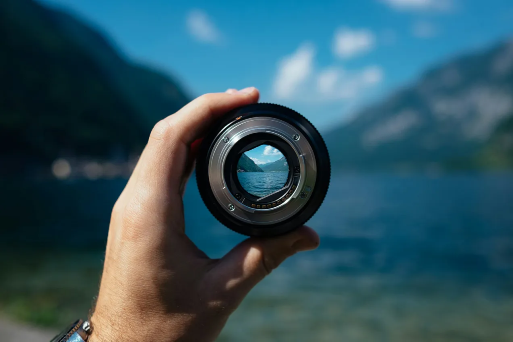 image of a camera aperture 