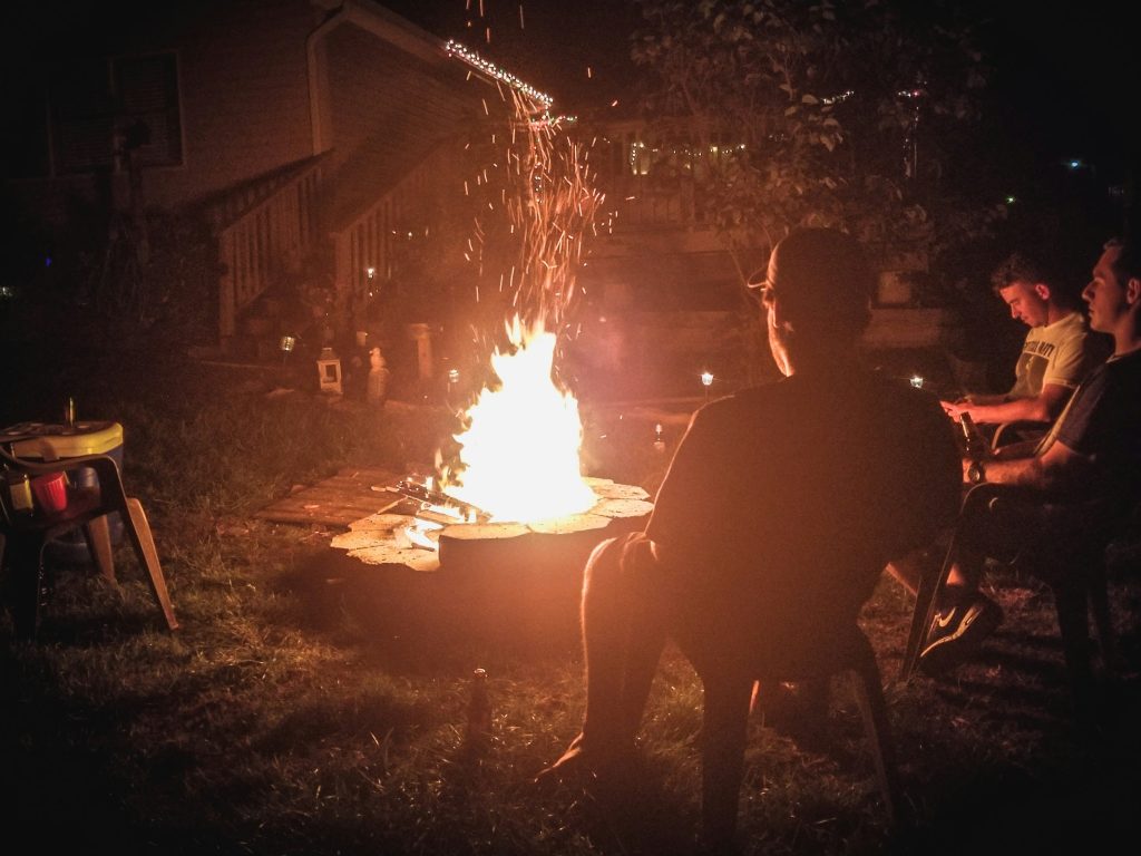 a campfire in a backyard